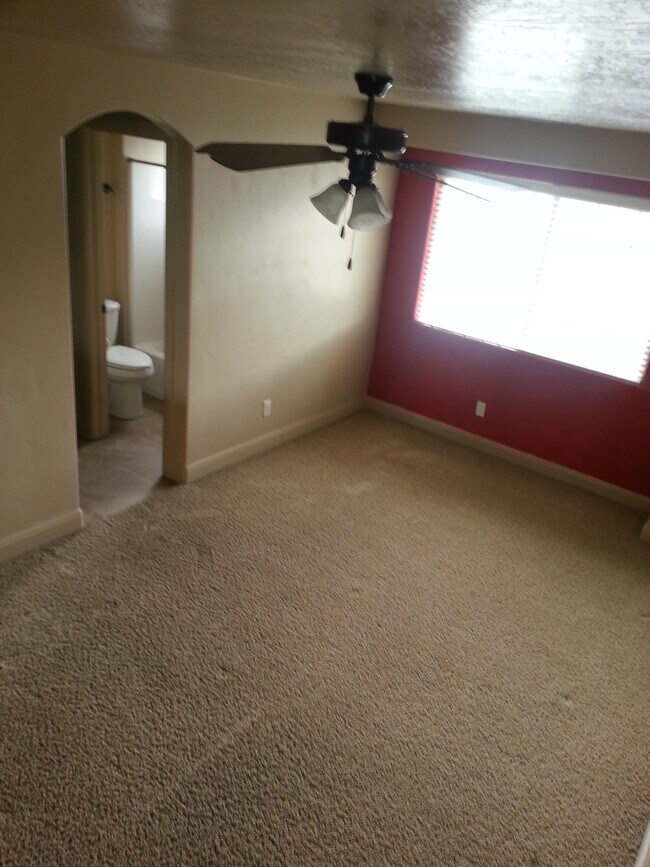 Building Photo - Townhome with Pool and Playground!