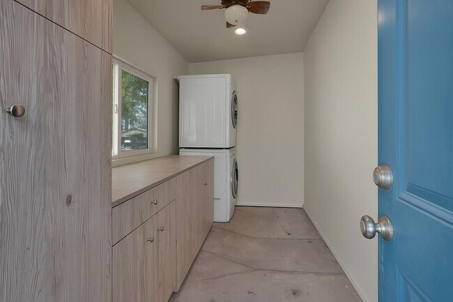 Building Photo - 52123 Avenida Diaz