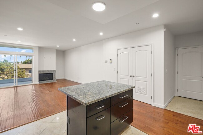 Building Photo - 401 Serrano Ave