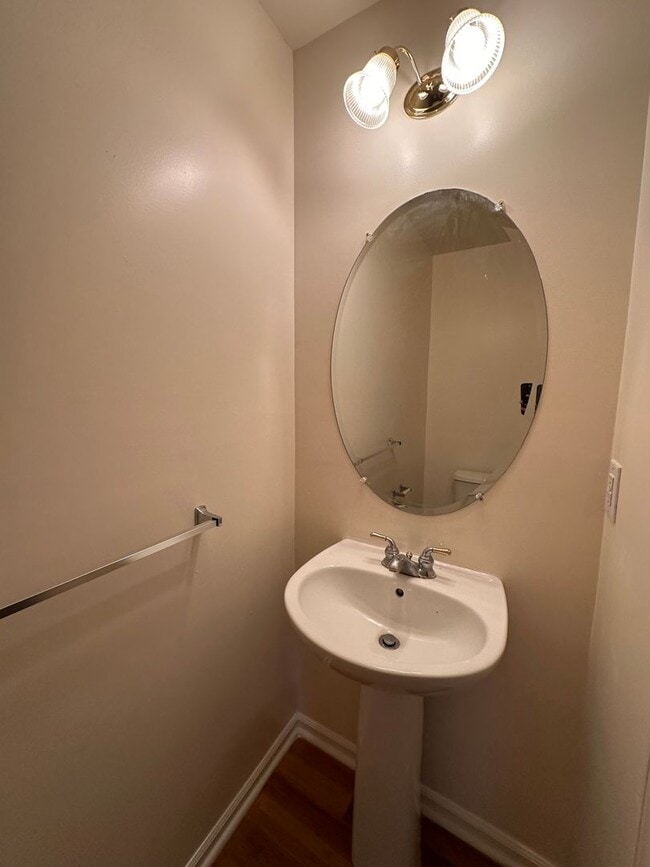 Building Photo - 3 bedroom in Essex Place