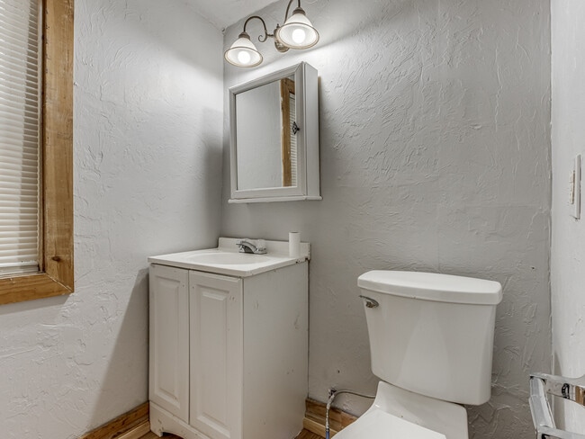 Building Photo - 1320 S Jensen Ave