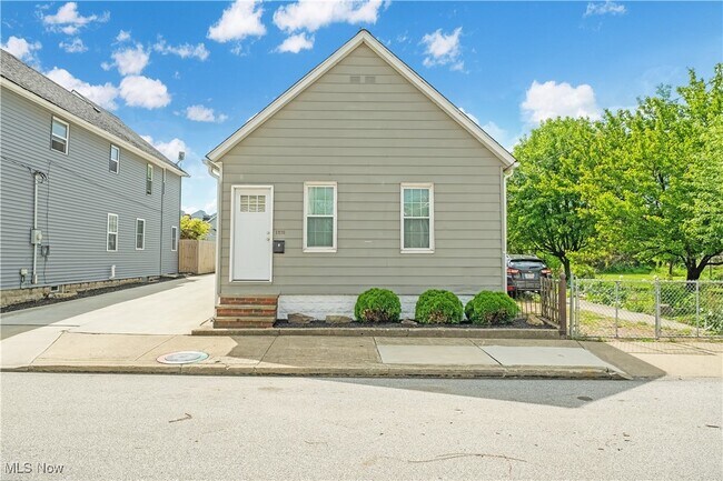 Building Photo - 1276 W 67th St