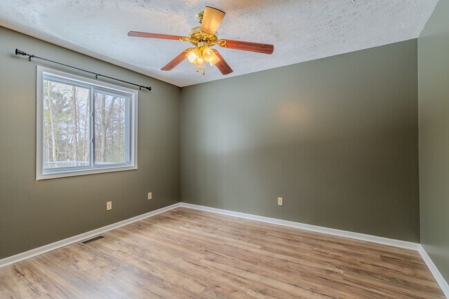 Building Photo - Woodsy Retreat in Lake Ann