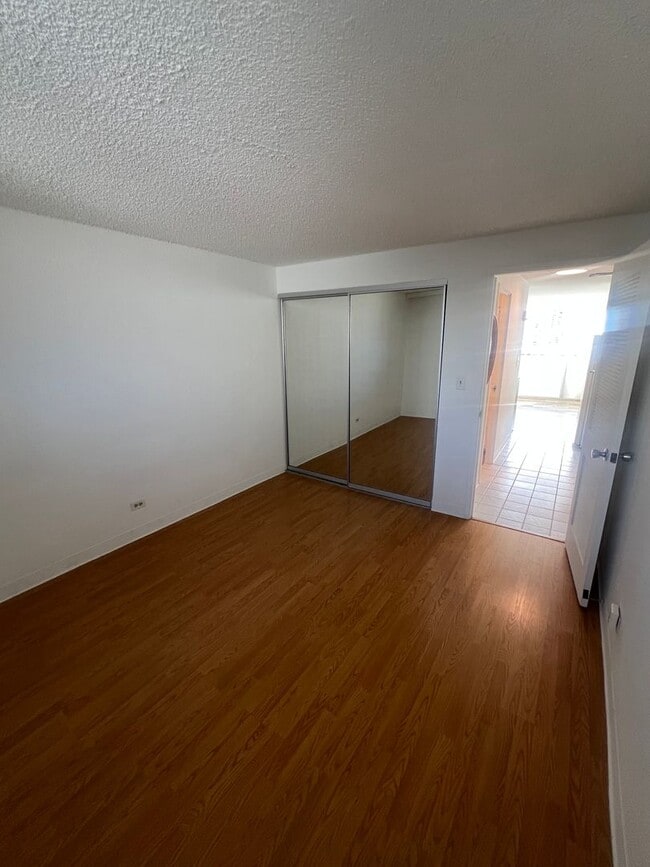Building Photo - 1 bedroom in Waikiki!