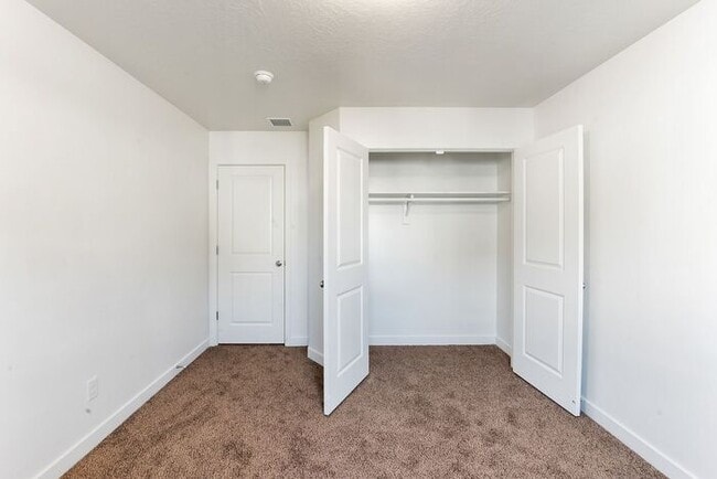 Building Photo - Remodeled Vineyard Townhome w/ 2 Car Garage