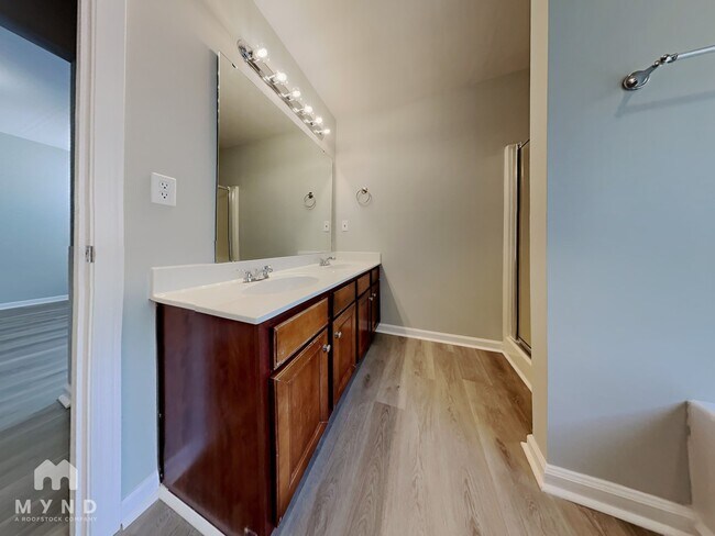 Building Photo - 1910 Sunset Village Dr