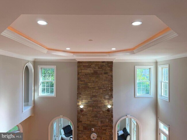 Building Photo - 6529 Fairlawn Dr