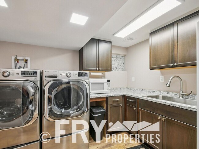 Building Photo - Spacious Five-Bedroom - Great For Entertaining