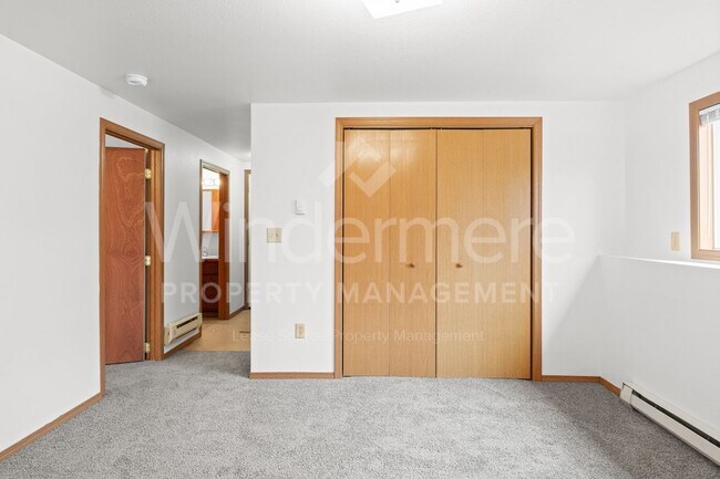 Building Photo - 4 BEDROOM AND 2 BATH VALLEY DUPLEX