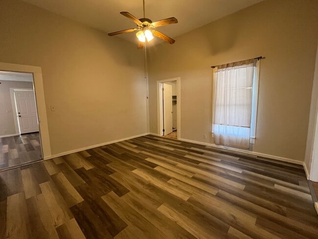 Building Photo - Charming 2 Bedroom  "Century Home" near do...
