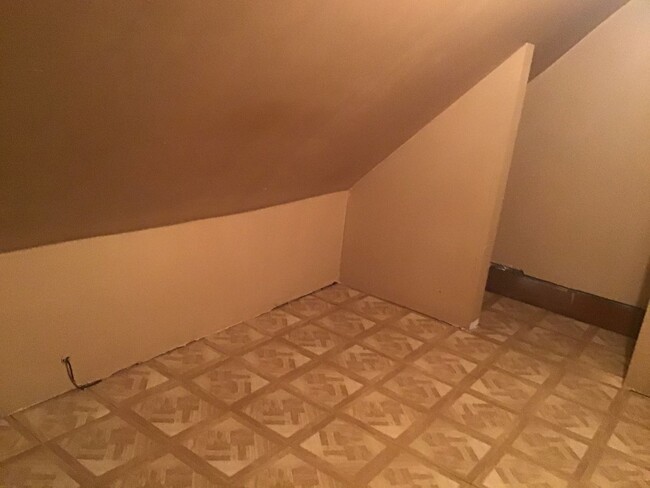 Building Photo - 5 bedroom 2 bathroom single family home wi...
