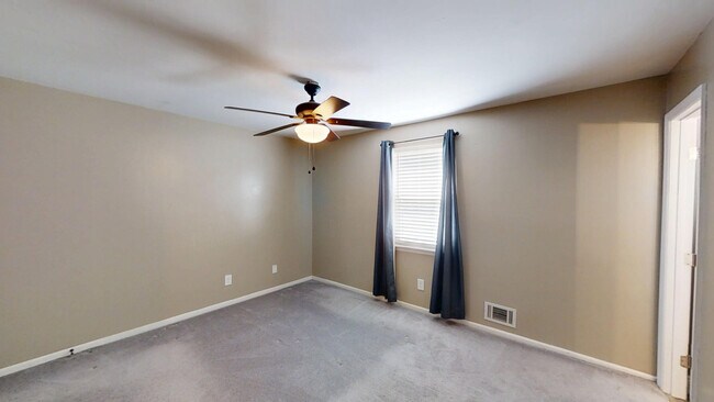 Building Photo - 321 Oak Lake Dr