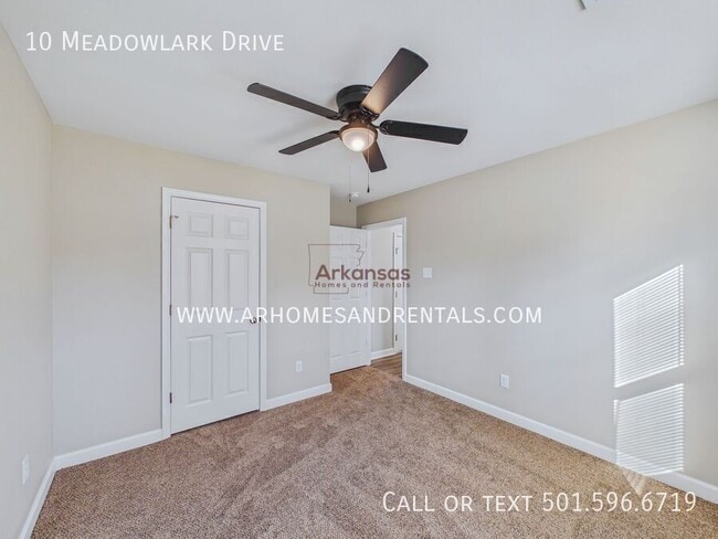 Building Photo - 10 Meadowlark Dr