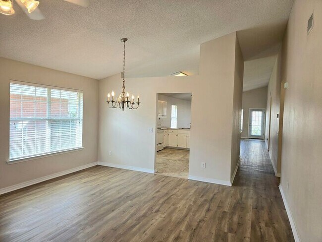 Building Photo - 3324 Village Green Dr