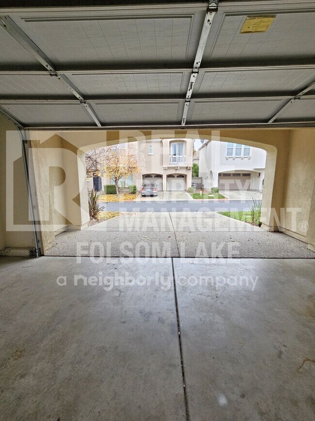 Building Photo - Spacious 3 bedroom 2.5 bath in North Natomas