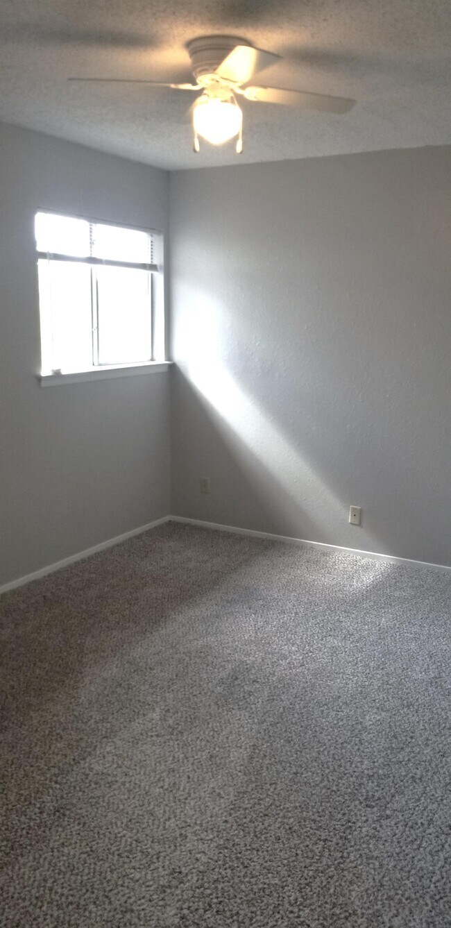 Building Photo - 1109 Wales Dr