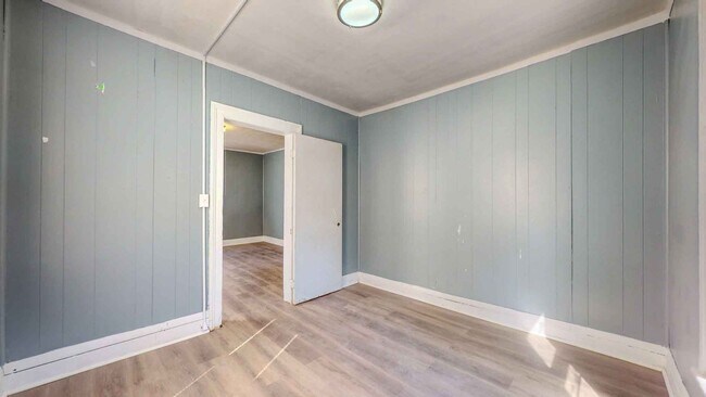 Building Photo - Newly Renovated 2 Bedroom Apartment - Heat...