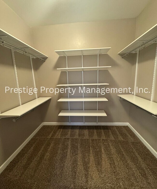 Building Photo - Spacious 4+Den/3 Northwest Home!