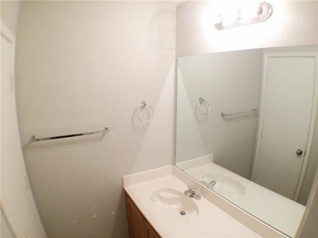 Building Photo - 2301 Kingsway Dr