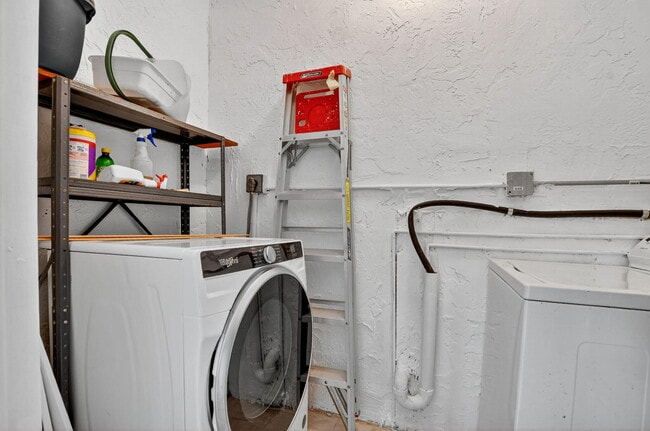 Building Photo - 708 Lago Rd