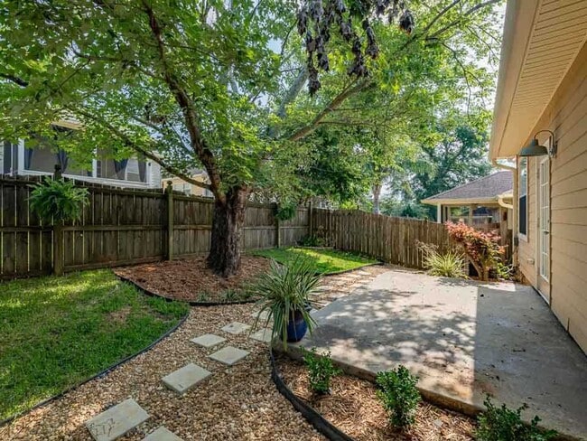 Building Photo - Beautiful 3 bedroom town home for rent Aug...