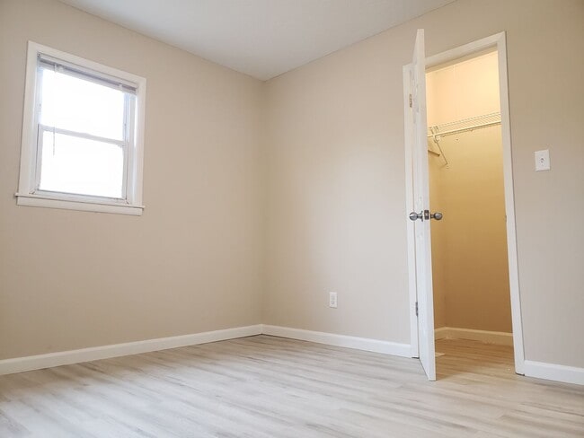 Building Photo - SPACIOUS 3 BEDROOM 2 BATH AVAILABLE NOW!!