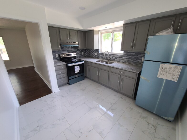 Building Photo - 7125 Askew Ave