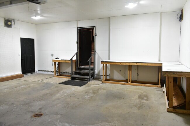 Building Photo - 1208 Oak St N