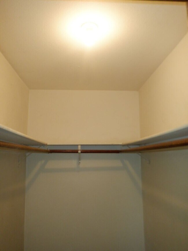 Building Photo - NE Bend 2bed/1.5bath Townhome near St Charles