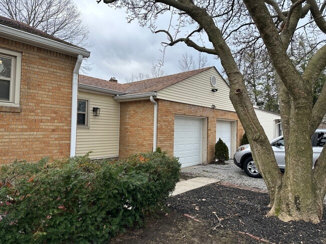 Building Photo - 83 S Lynhurst Dr