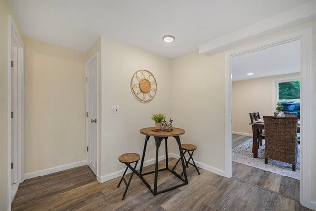 Building Photo - 1030 Oak St