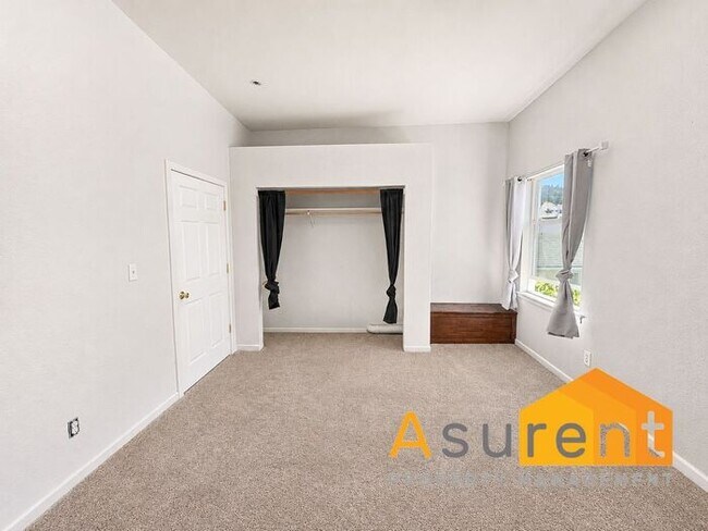 Building Photo - Large Two- Bedroom Apartment in Ashland with lots of storage and washer and dryer hookups