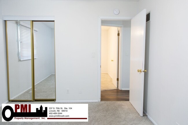 Building Photo - 8030 N Hazelwood Dr