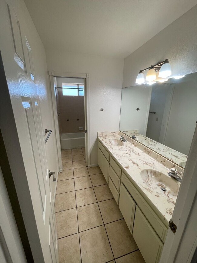 Building Photo - 4 BEDROOM APPLE VALLEY HOME ON CUL DE SAC!