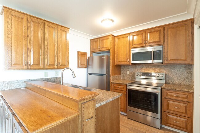 Building Photo - 2 Bedroom + 1 Bathroom Condo  | Marina Village | Port Hueneme | Unfurnished