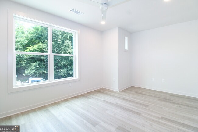 Building Photo - 250 Martha Dr