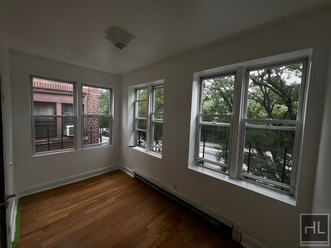 Building Photo - Spacious Fully Renovated 4-Bedroom in Sout...