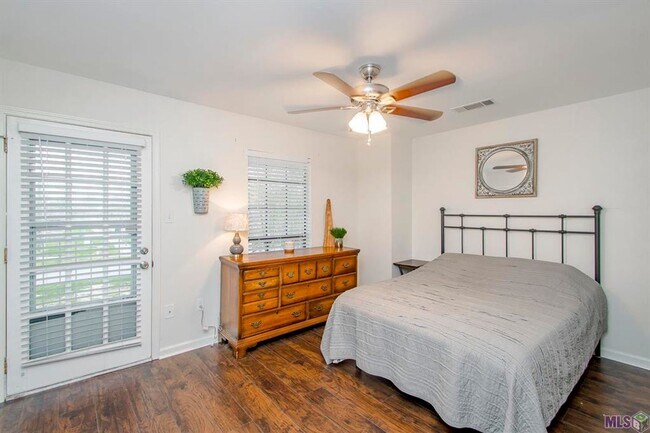 Building Photo - 2BR/2.5BA Corner Townhome – Near Woman’s Hospital