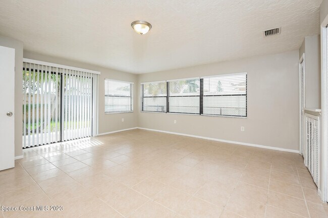 Building Photo - 1320 Arlington Cir
