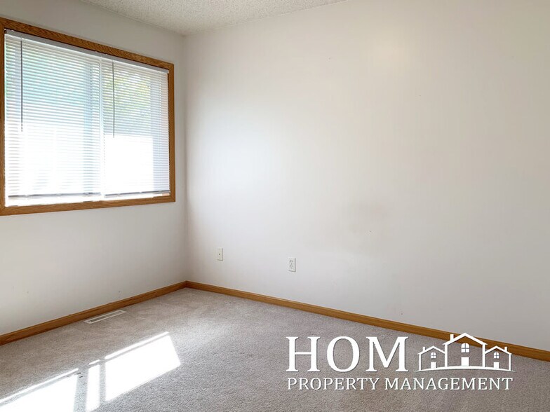 Building Photo - 624 Tanager Path