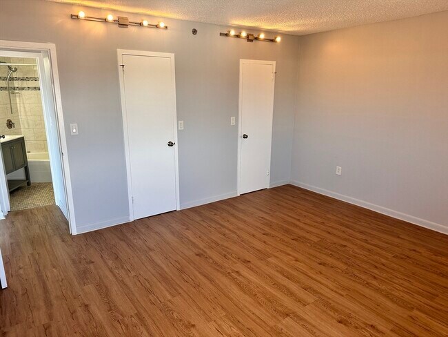 Building Photo - 300 Lynn Shore Dr