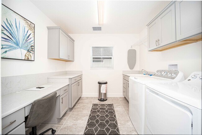 Building Photo - Seasonal 3BR/2BA  with 2-car Garage and PO...
