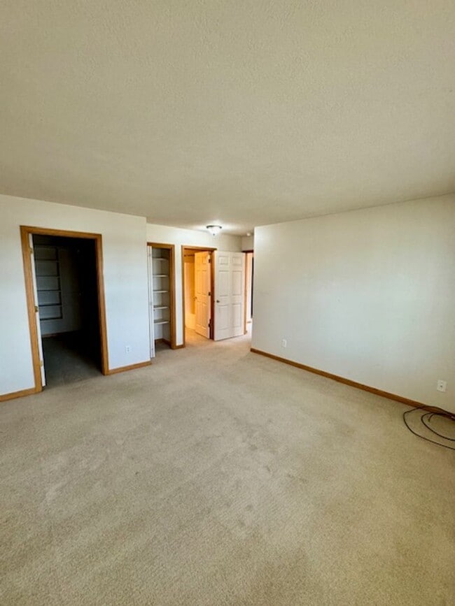 Building Photo - 2 Bedroom, 2 Bathroom Townhouse