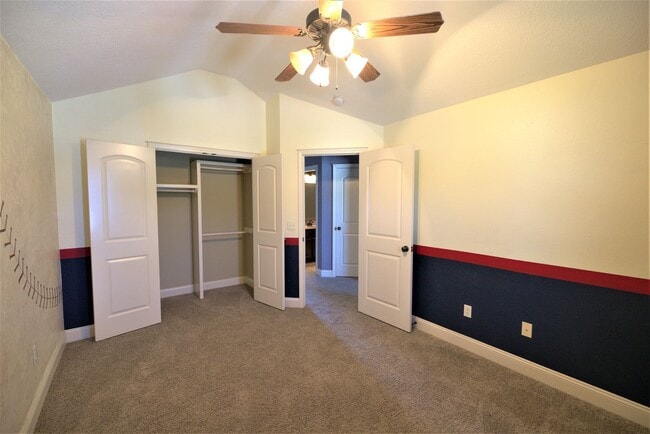 Building Photo - Charming Split Level in Ozark!