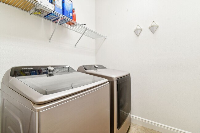Building Photo - Spacious 4 Bed, 2 Bath Single Family Home ...