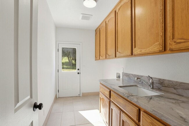 Building Photo - Beautiful Gated Country Property