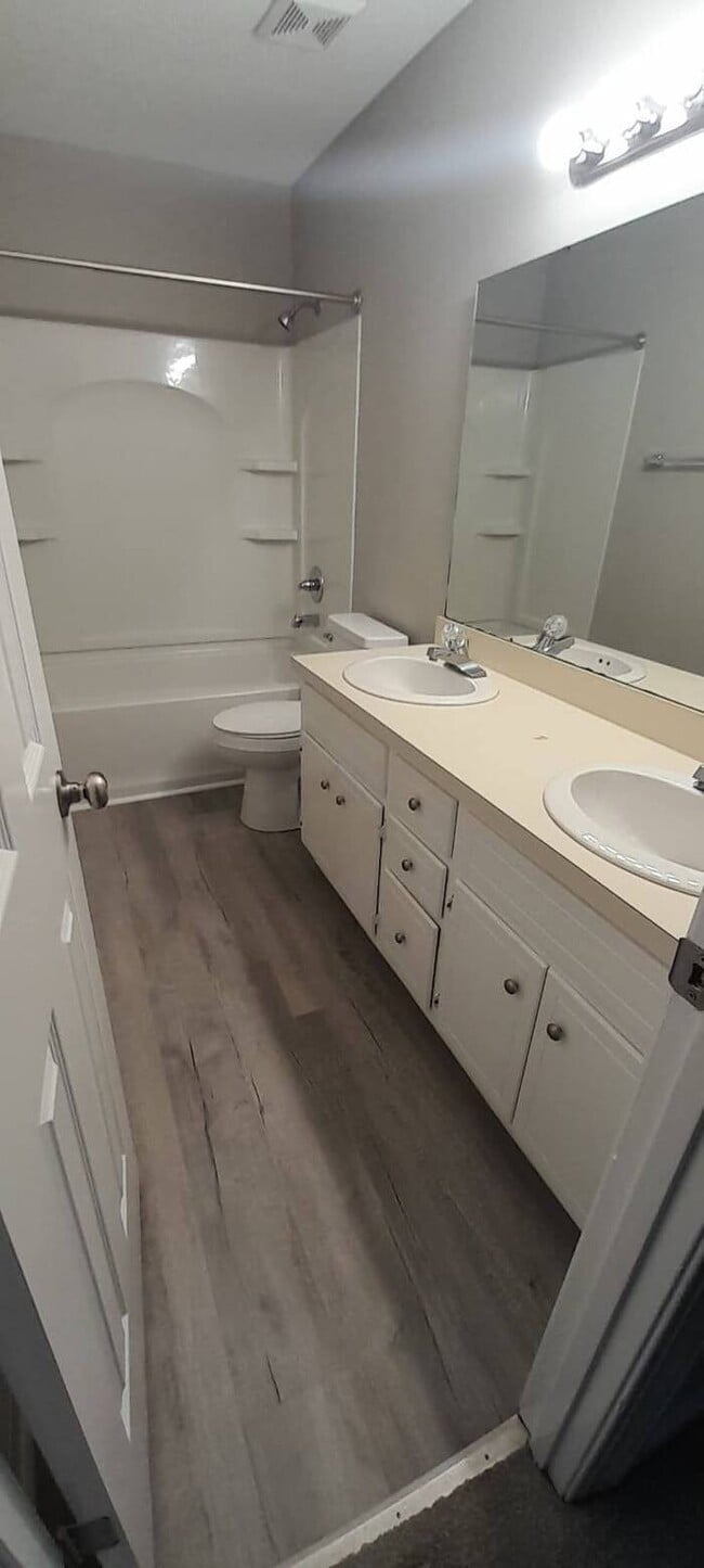 Building Photo - 4 Bedrooms 2.5 Bath