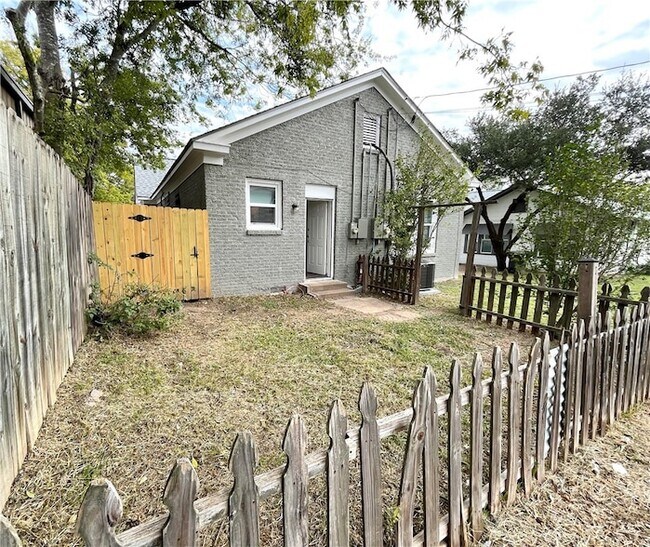 Building Photo - 907 Bina St