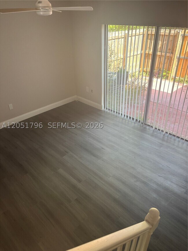 Building Photo - 323 Palm Cir E