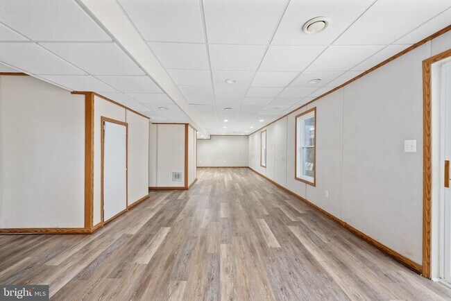 Building Photo - 8 Newport Ct